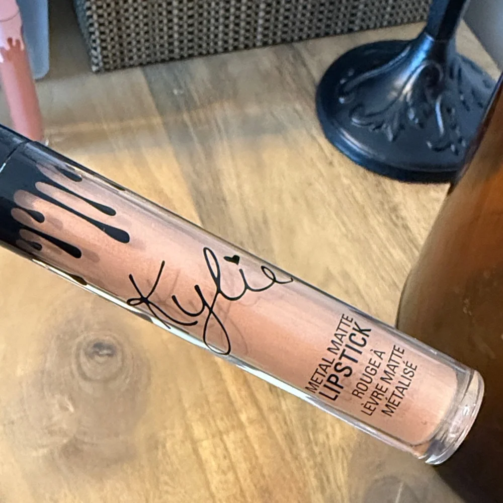 Kylie Cosmetics Metal Matte Lipstick - in HEIR - Picture 2 of 3